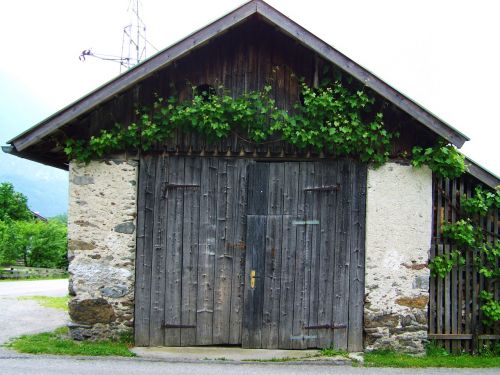 old stone house barn grape