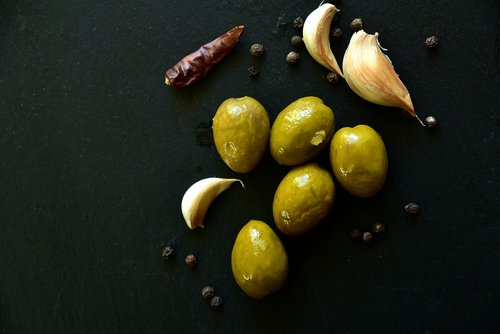 olives  garlic  pepper