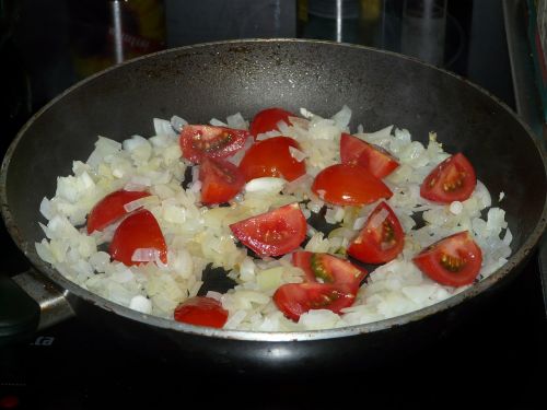 onion tomato pan