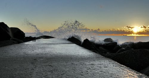 ostia sea rocks