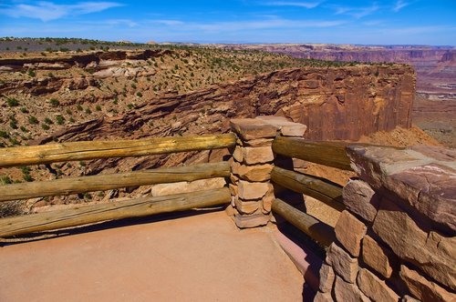 overlook fence at canyonlands  canyonlands national park  desert
