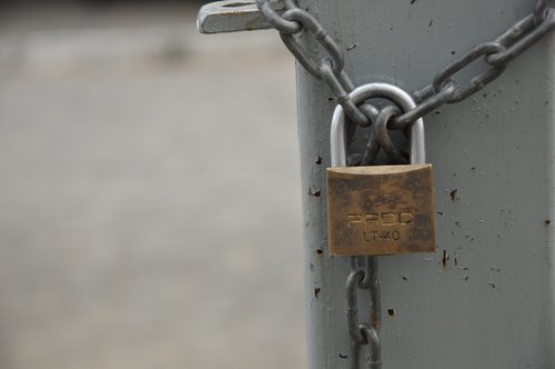 padlock and chain  closed lock  padlock