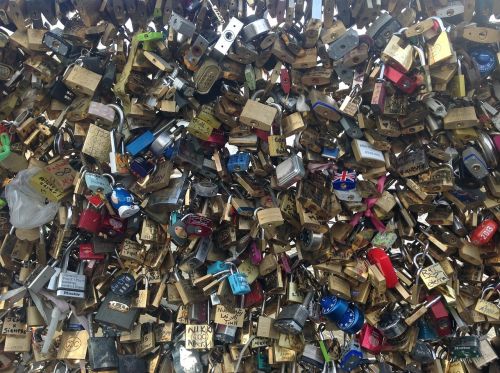 padlocks bridge paris