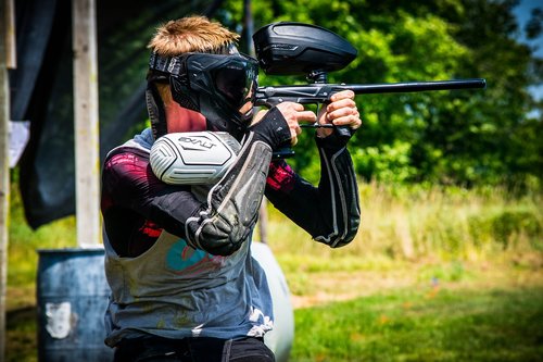 paintball  shooting  player