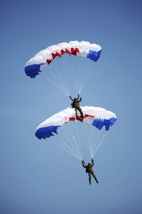 pair paragliding airshows