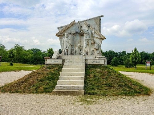 pan-european picnic  monument  statue