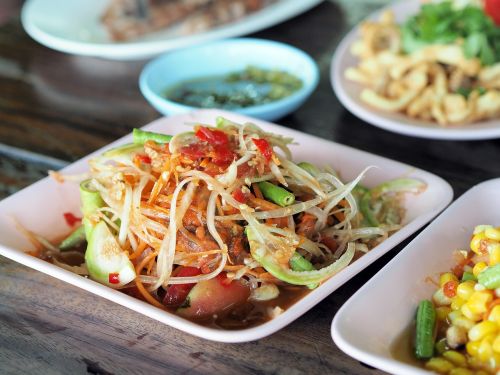 papaya salad isaan food thailand food