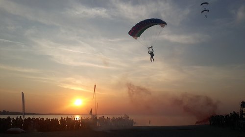 parachute  beach  sea