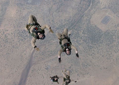parachute skydiving parachuting