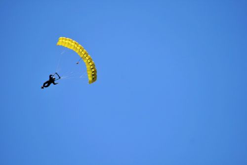 parachutist skydiver skydiving