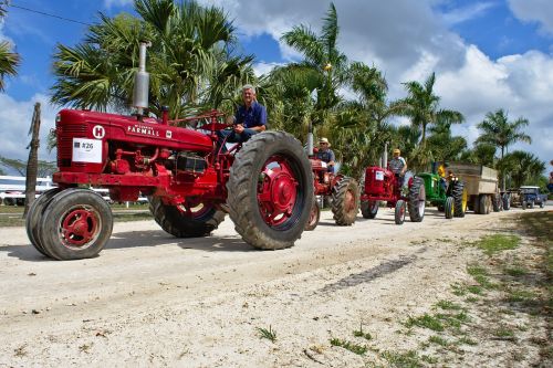 parade antiques tractors