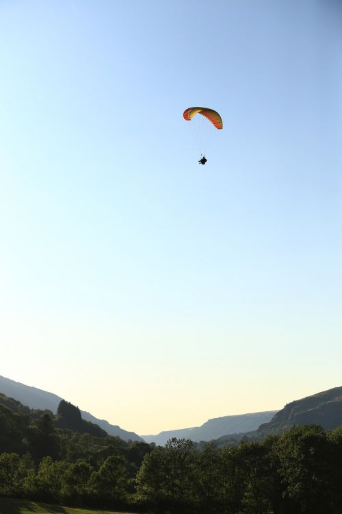 landscape paragliding fly
