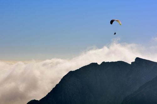 paragliding mountain fly