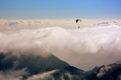 paragliding clouds mountain