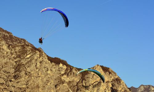 paragliding couple fly