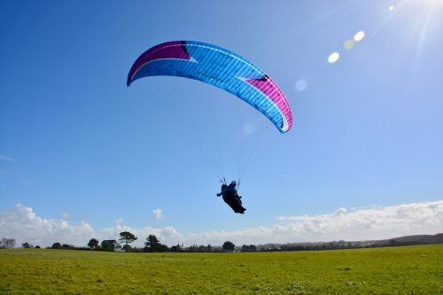 paragliding paragliding landing paraglider meadows to land