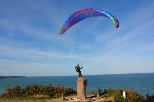 paragliding-paraglider  paraglider pilots landed on the monument  sailing