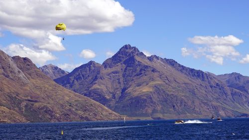 parasailing lake mountains