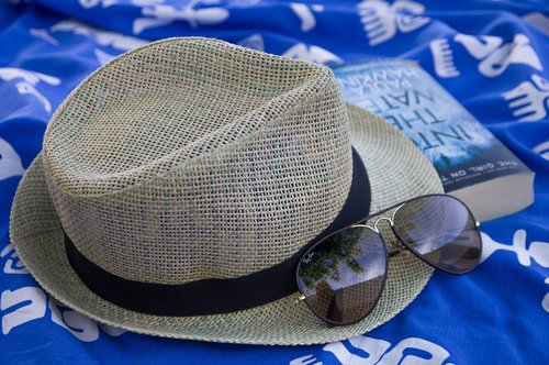 pareo  straw hat  sunglasses