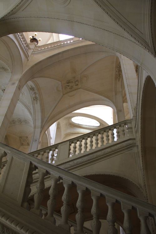 paris louvre stairs