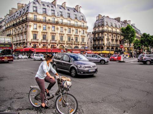 paris place-saint-michel street scene
