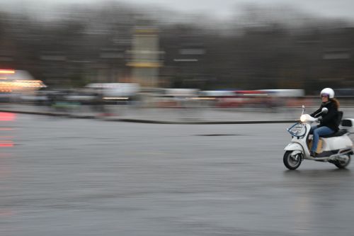 paris scooter vespa