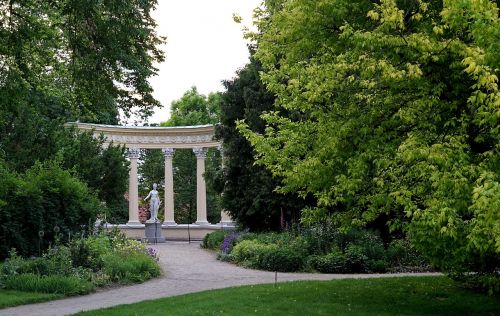park column statue
