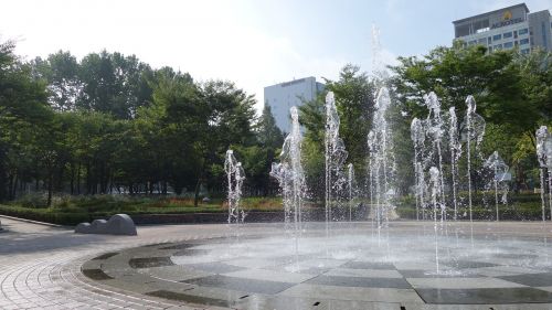 park fountain summer