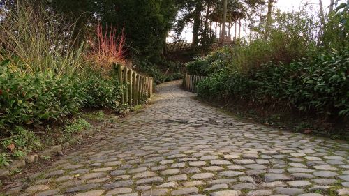 path pavement pierre