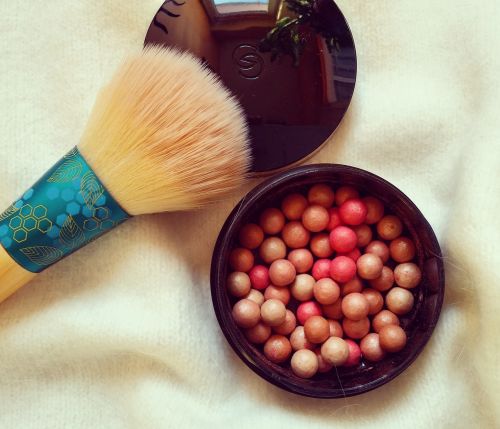 pearls brush make-up