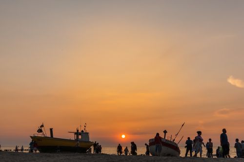 people sunset sea