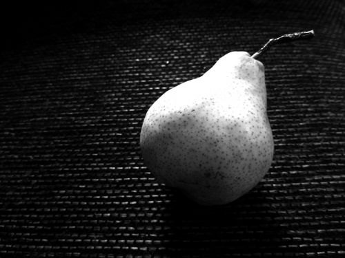 pera black and white fruit