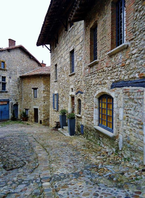 pérouges village good looking