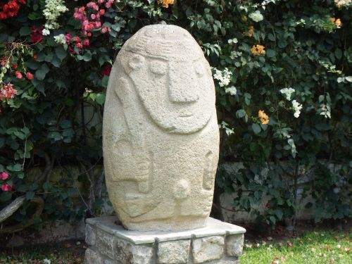 statue round peru