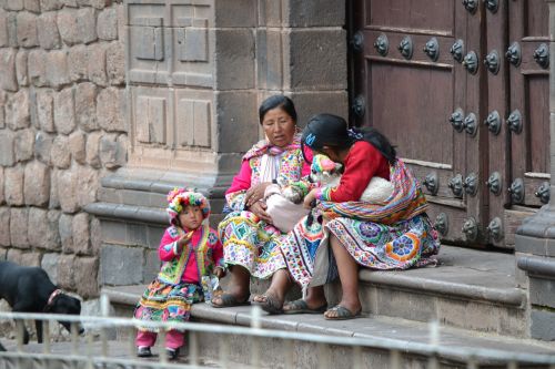 peru colorful women