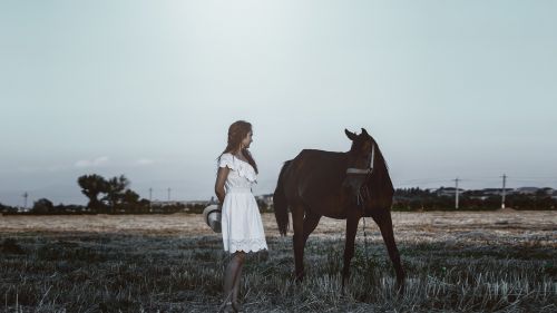 photo session with a horse girl hat