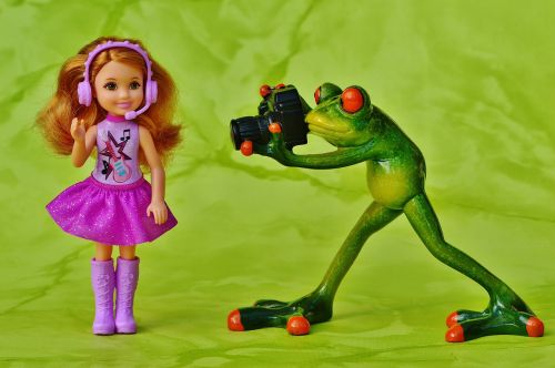 photographer frog girl