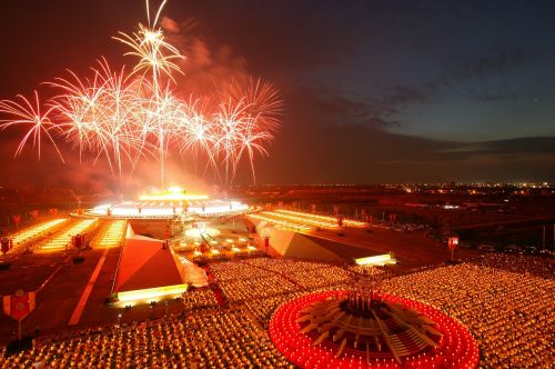 phra dhammakaya fireworks temple