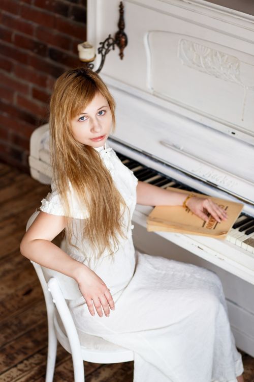 piano pianist white