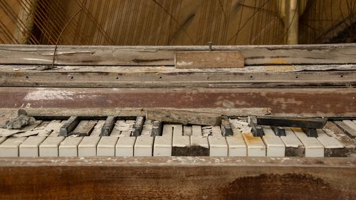 piano  broken  destroyed