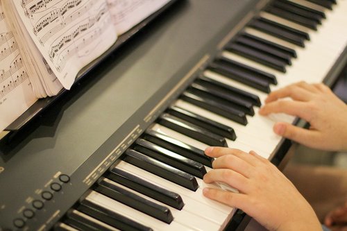 piano  hand  playing piano