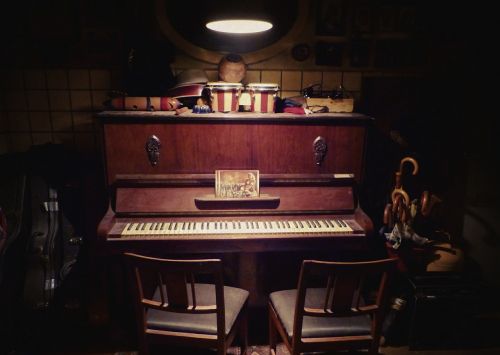 piano home dark