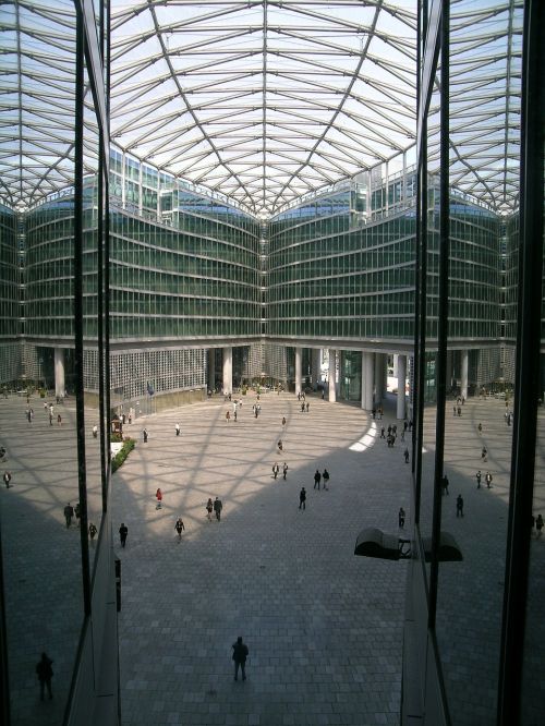 piazza veneto milan window