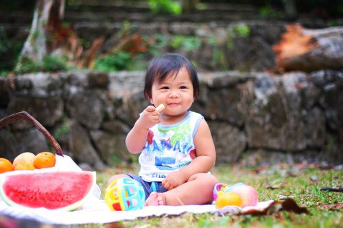 picnic baby eating