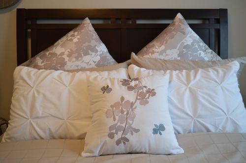 pillows bed bedding