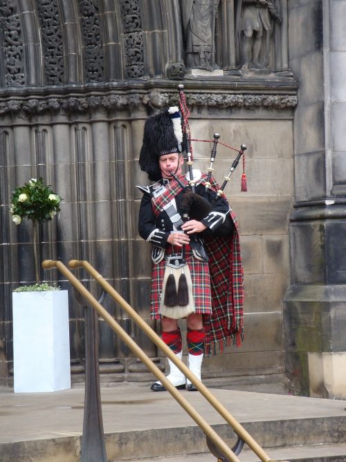 piper scotland bagpipes