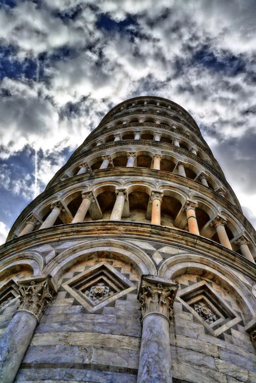 pisa leaning tower italy