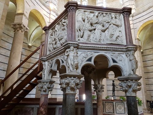 pisa baptistery marble pulpit