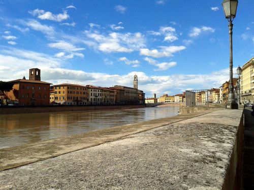 pisa lungarno river