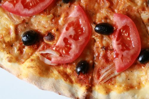 pizza tomato the olives
